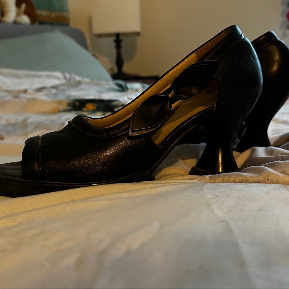 Fluvog open toe pump side bow